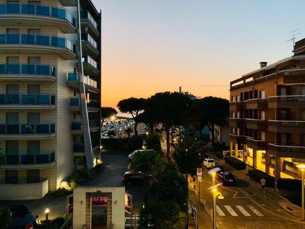 Centrale A 100 Metri Dal Mare Lignano Sabbiadoro Bagian luar foto